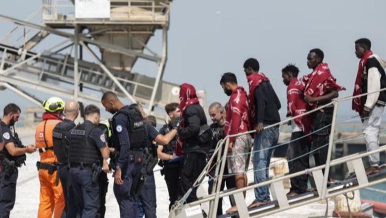 Merr flakë dhe përmbyset gomonia me 157 emigrantë në Kanalin Anglez, shpëtohen të gjithë