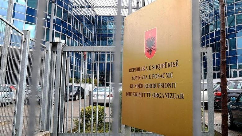 DREJTËSIA E RE? / Kryetari i GJKKO-së rikthen censurën ndaj mediave: Tani gazetarëve, u duhet leje edhe për të ndjekur seancat gjyqësore pa kamera e pa telefona