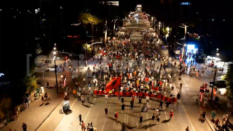 Protestuesit 66 ditë në shesh, i thonë 'jo' propozimit të PS për 'territorialen': Sjell përqëndrim pushteti në pak duar! Kundërshtohet edhe plani për Konsullatë serbe në Shkodër: Kal Troje!