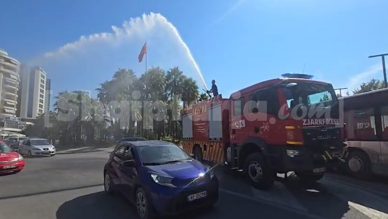 I nxehti ekstrem, zjarrfikësit freskojnë me ujë qendrën e Vlorës (VIDEO)