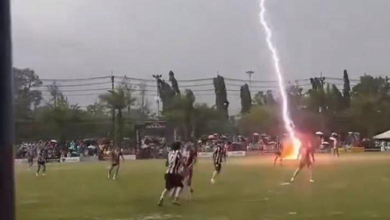 VIDEO/ Rrufeja godet gjatë ndeshjes, i merr jetën futbollistit 24-vjeçar në Tajlandë! Plagosen 12 të tjerë
