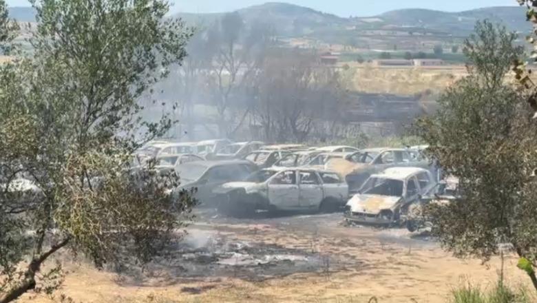Zjarri në Selenicë, digjen 120 makina të vjetra, pronari kërkon ndihmë nga shteti: Me këtë punë ushqeja fëmijët, u shkatërrova!
