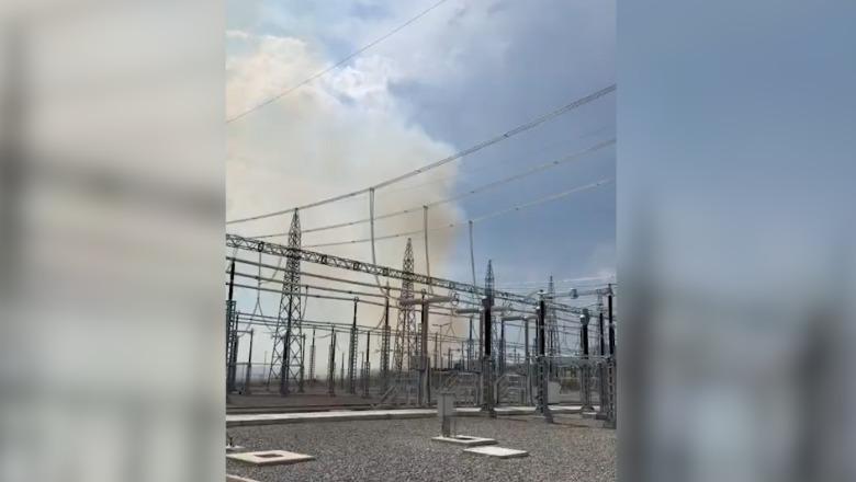 Zjarr pranë nënstacionit elektrik në Elbasan, digjen vetëm shkurre e ullishte