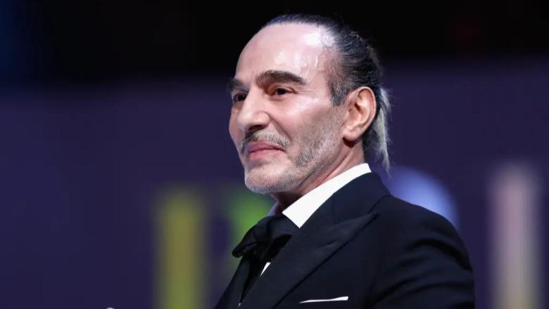 Emri kontravers që po trazon ngjarjen më të madhe të modës! 15 vite pas skandalit, John Galliano rikthehet në Met Gala 2027