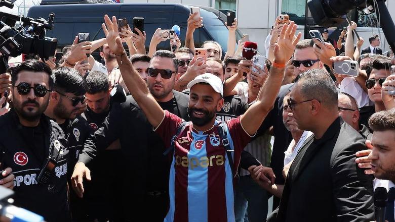 Ernest Muçi respekton Momo Salah, i dhuron fanellën me numrin 10-të! 25 mijë fansa të Trabzonsporit presin egjiptianin (VIDEO)
