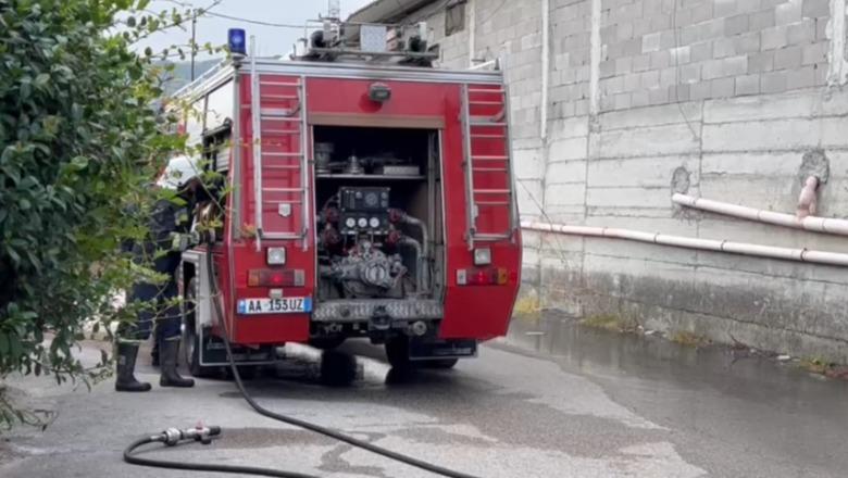 Zjarr tek tregu ushqimor në Elbasan, tymi i zi mbulon zonën, 3 zjarrfikëse shuajnë flakët (video)