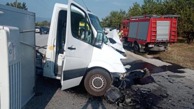 Aksident tragjik në Greqi/ Makina përplaset ‘kokë më kokë’ me kamionin, humbin jetën gruaja shqiptare dhe djali i saj 24-vjeçar