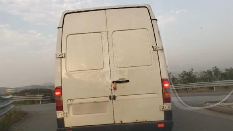 Furgoni me 15 emigrantë afrikanë ndalohet në Shkodër, në pranga dy të rinjtë që po i transportonin drejt Malit të Zi