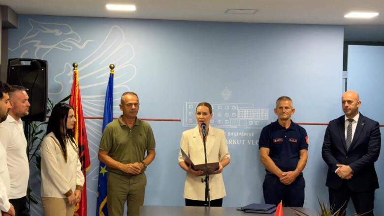 Vlorë/ Prefektja Evis Allushi vlerëson me certifikatë mirënjohje zjarrfikësit Luan Kapaj dhe specialistin e zonave të mbrojtura Nexhip Hysolakoj
