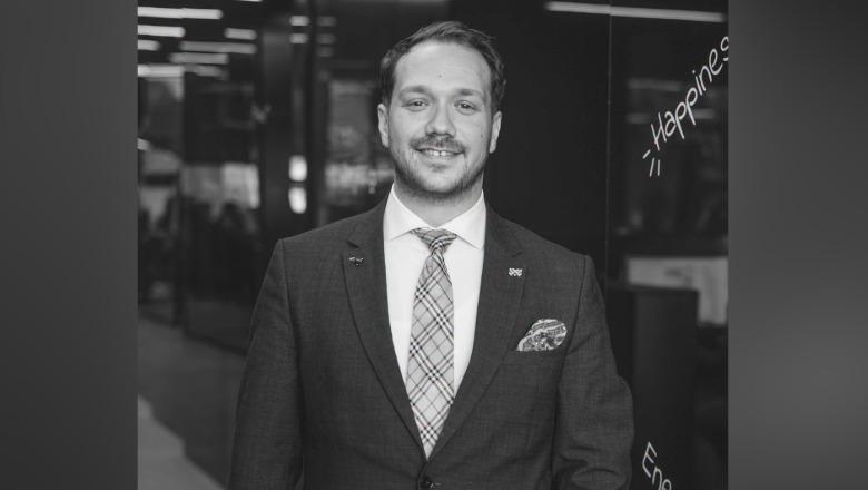 I apasionuar pas motorëve e sporteve, ky është 38-vjeçari nga Kosova që humbi jetën në aksidentin në Mirditë! Prej 11 vitesh vuante humbjen e nënës