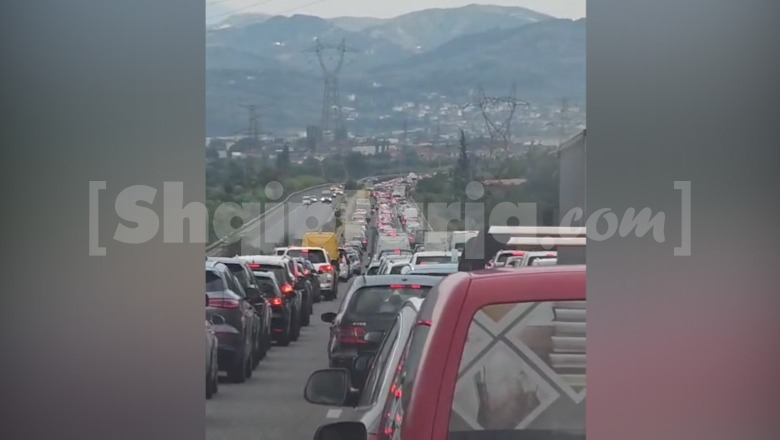 Trafik i rënduar në autostradën Tiranë-Elbasan, varg kilometrik automjetesh