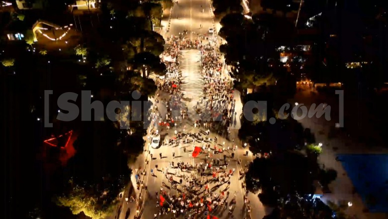 69 ditë protestë para kryeministrisë, protestuesit: Kemi kapur mat Berishën e Ramën, Belinda në burg! Sjellin bluzën me premtimin ‘derisa dorëheqja të na ndajë’