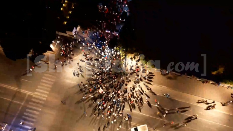 69 ditë protestë para kryeministrisë, protestuesit: Kemi kapur mat Berishën e Ramën, Belinda në burg! Sjellin bluzën me premtimin ‘derisa dorëheqja të na ndajë’