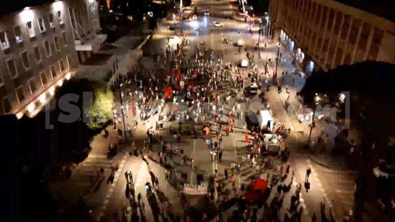 69 ditë protestë para kryeministrisë, protestuesit: Kemi kapur mat Berishën e Ramën, Belinda në burg! Sjellin bluzën me premtimin ‘derisa dorëheqja të na ndajë’