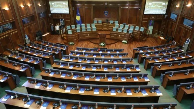 Kosovë/ Afati për konstituimin e Kuvendit skadon në mesnatë, seanca shtyhet për të shtunën! Tri partitë e opozitës mblidhen në parlament, dyert e mbyllura