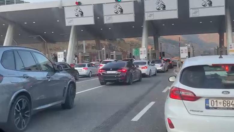 Shqiptarët e Kosovës besnikë të bregdetit shqiptar, fluks i lartë në Morinë! Qindra automjete drejt Shqipërisë