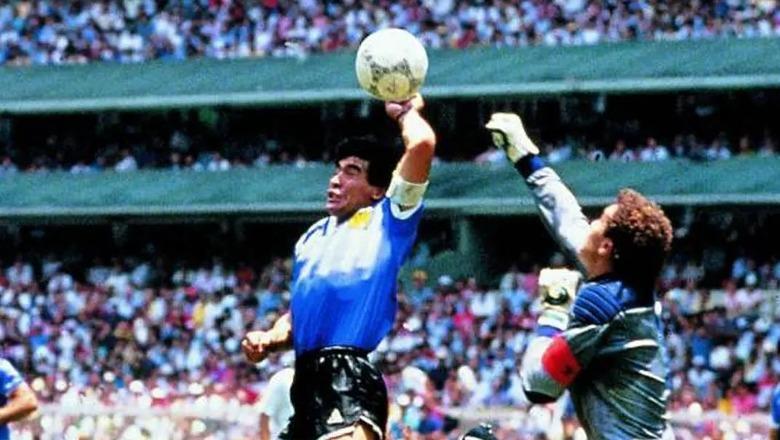 'Dora e Zotit' e përjetësoi në futboll, topi i golit të Maradonës del në ankand për 2.5 milionë dollarë