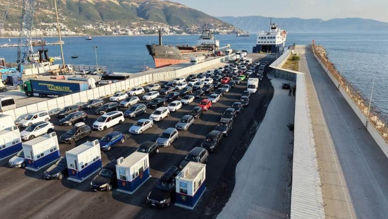 Piku i sezonit sjell fluks të lartë turistësh! Mbi 25 mijë shqiptarë të Kosovës hyjnë nga Morina në vetëm 3 orë! Mijëra udhëtarë edhe në Portin e Vlorës, trafik në qytet