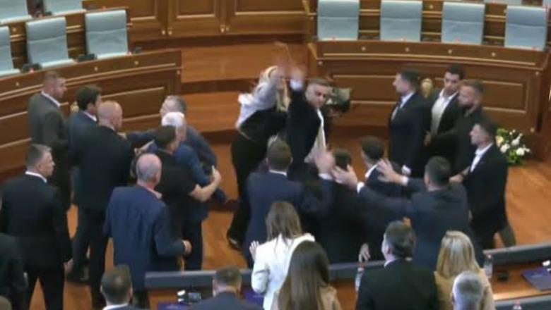 Tensione në Kuvendin e Kosovës, deputetja e AAK-së gjuan me vezë drejt Kurtit, ndërpritet seanca