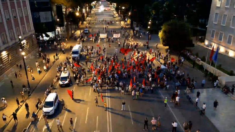 70 ditë protestë/ Thirrje nga sheshi pas tërheqjes së Kullurit: Ata që kanë hatërmbetje, ejani të flasim! Refuzojnë ‘Besën’ e Ramës