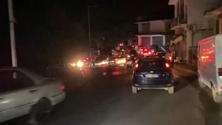 Banorët largohen nga Kruja, ndërpritet energjia elektrike! Dy banesa të djegur, disa qytetarë refuzojnë evakuimin