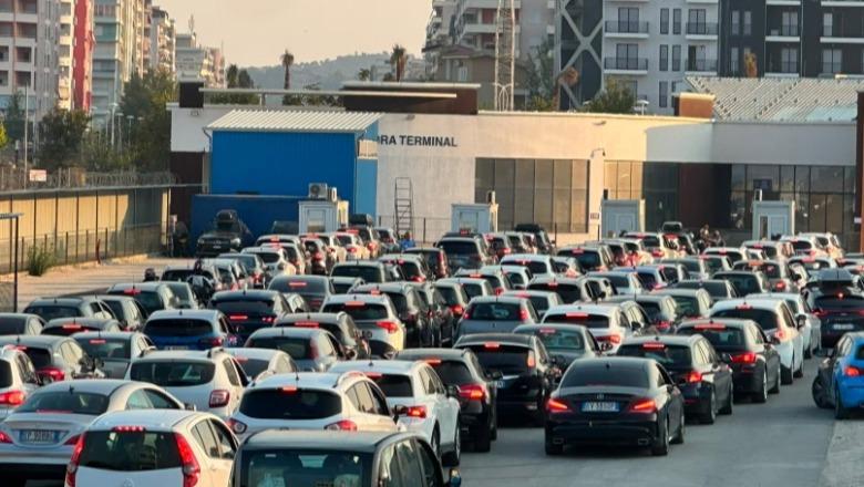 Porti i Vlorës në kulmin e sezonit, rreth 2700 pasagjerë mbërrijnë sot me tre tragete nga Brindisi