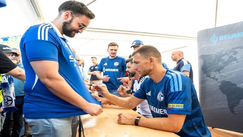 U rikthyen në Bundesligë pas tre vitesh, 100 mijë fansa të Schalkes dalin në rrugë! 40 mijë fanella shiten për tre orë
