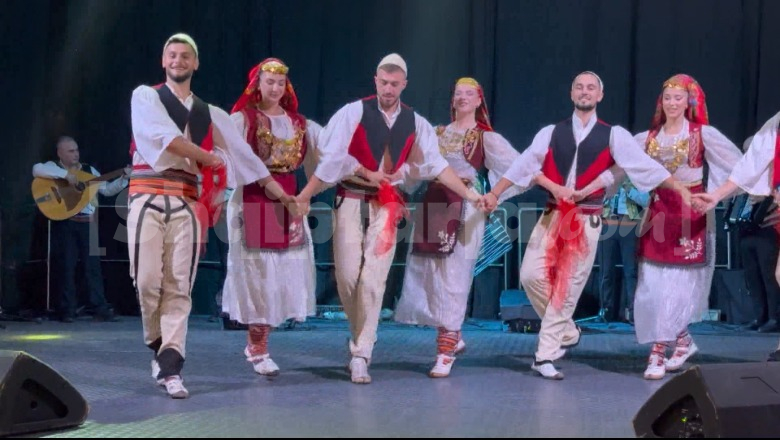 Këngë, valle dhe kostume tradicionale, Ansambli Kombëtar çel 'Fest Folk 2026' në Sarandë, turistët njihen me traditën shqiptare