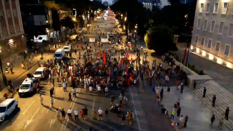 Dita e 71 e tubimit/ Protestuesit mblidhen sërish në Tiranë, kërkohet ndryshimi i ligjit për financimin e partive politike: Minon demokracinë!