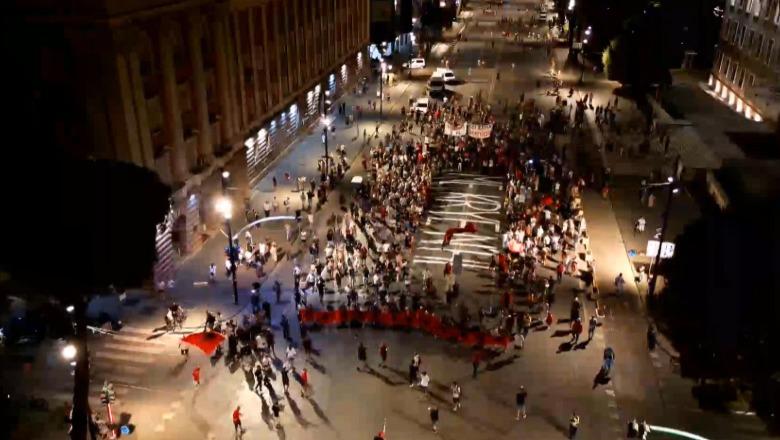 Protestuesit 71 ditë në shesh, kërkohet 2-fishim i pagave të zjarrfikësve! Aktivisti: Skënderbeu do ju priste kokat për flakët në Krujë! 'Sulm' Zelenskyt pas deklaratave për Kosovën: Fuck you!