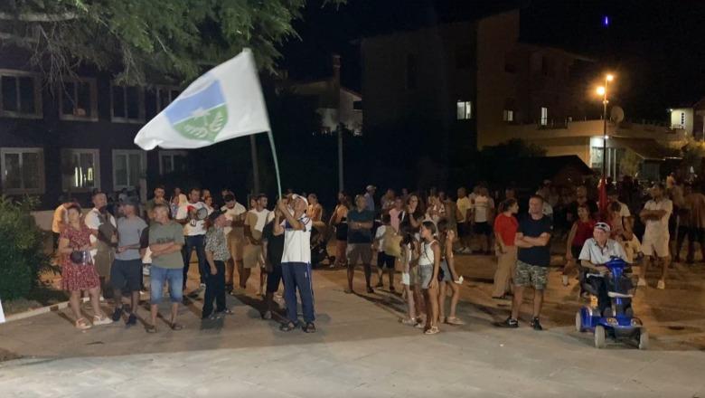 ‘Territorialja’/ Banorët e Divjakës për të 10-ën ditë në protestë, kundërshtojnë bashkimin me Lushnjën: Do na vështirësohet marrja e shërbimeve! (VIDEO)