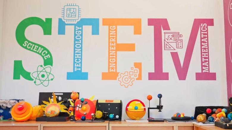 Pse prindërit po zgjedhin gjithnjë e më tepër American British STEM Academy? Regjistrimet për vitin 2026–2027 vazhdojnë me kuota të limituara!
