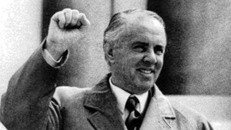 Kur Enver Hoxha merrte në ‘provim’ arkitektët dhe urbanistët për planin rregullues të Tiranës! Fotot e panjohura nga mbledhja e Byrosë Politike, ku u vendos fati i ‘Sheshit Skënderbej’