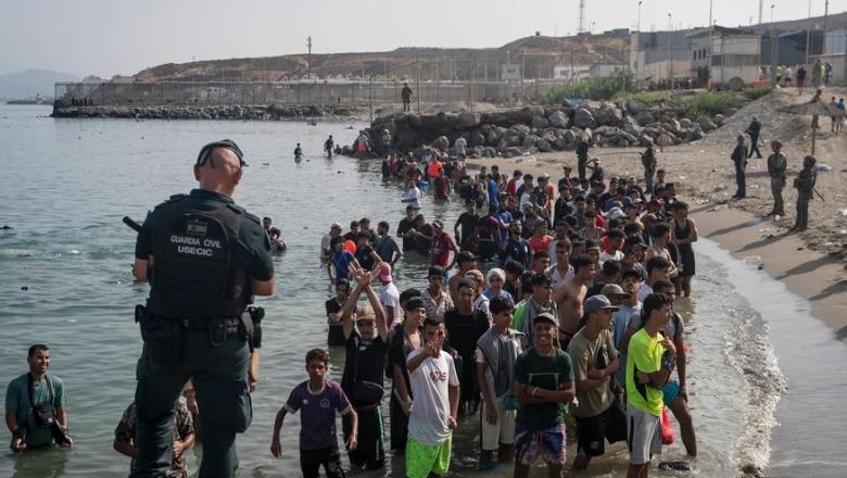 Ceuta në alarm për një tjetër valë emigrantësh, rishpërndarja e të miturve vendos Sánchez-in para sfidave politike