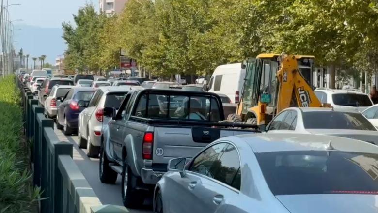 Fluksi i turistëve rëndon trafikun në Vlorë, 'Transballkanikja' dhe 'Lungomarja' akset më të ngarkuara