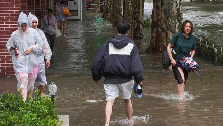 Stuhia e fuqishme godet Kinën/ Shangai nën 'pushtetin' e ujit, mbi 1 milion të evakuuar