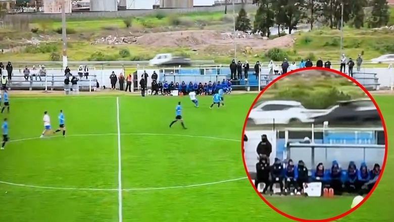 VIDEO/ E pabesueshme, topi i futbollit përfundon jashtë fushës dhe shkakton aksident rrugor