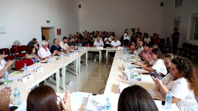Dimal/ Mbledhje emergjente e Këshillit Bashkiak: 18 nga 21 anëtarë votojnë kundër shkrirjes me Bashkinë e Beratit