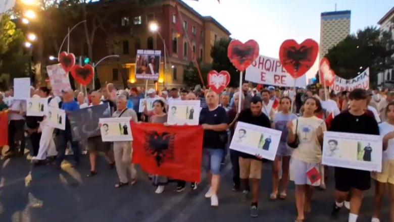 Protestuesit 72 ditë në shesh, kërkojnë dorëheqjen e Qeverisë