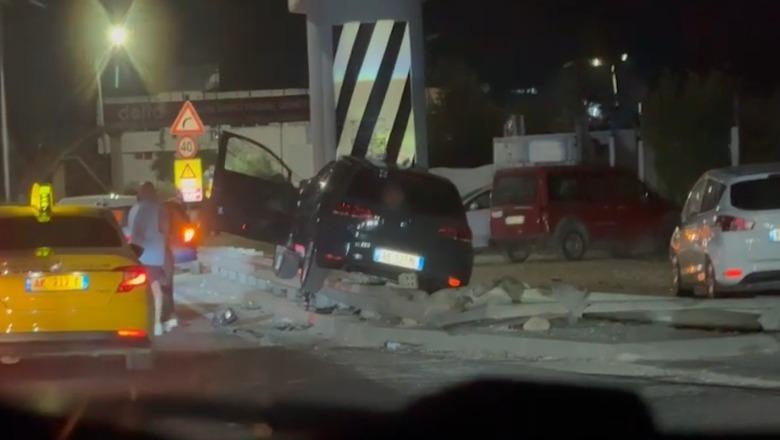 Aksident në Shkozet, makina përplaset me këmbët e urës! Një person i plagosur (VIDEO)