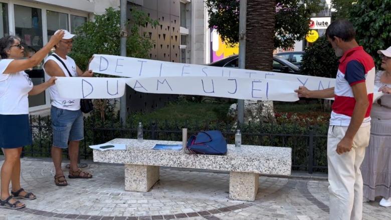 Sarandë/ Vetëm 5 qytetarë dalin në protestë për ujin: S’ka presion, nuk mbushen depozitat! Ujësjellësi: Problemi i lokalizuar në lagjen ‘Kodër’