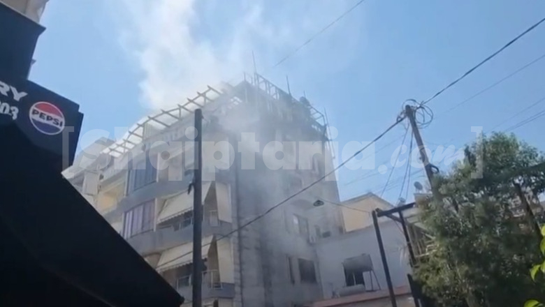 Zjarr në katin e 5-të të një pallati në Sarandë, ambienti përdorej si lavanderi! Zjarrfikësja reagon shpejt, shmanget përhapja e flakëve