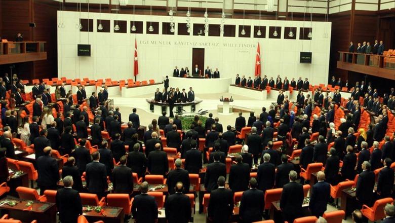 Turqia hedh hapin e parë drejt paqes me kurdët e PKK-së, miratohet amnistia e kufizuar për militantët që dorëzojnë armët