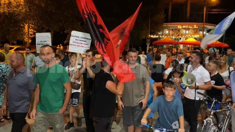 ‘Territorialja’/ Banorët e Divjakës për të 12-ën ditë në protestë, kundërshtojnë bashkimin me bashkinë e Lushnjës: Të bëjmë rezistencë!