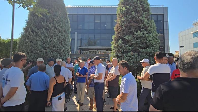 ‘Duam qiranë e tokës’, banorët e Patos-Marinëz përplasen me rojet e ‘Bankers Petroleum’: Do e përshkallëzojmë protestën