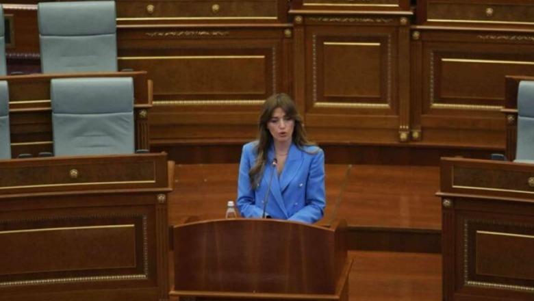 Albulena Haxhiu përplaset me deputetët e PDK-së në Kuvend