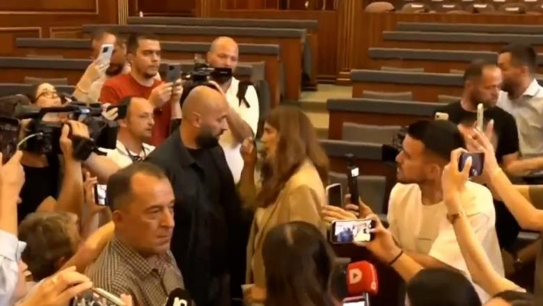 Ngërçi politik në Kosovë, tensione në Kuvend mes deputetëve dhe përfaqësuesve të Lëvizjes Vetëvendosje