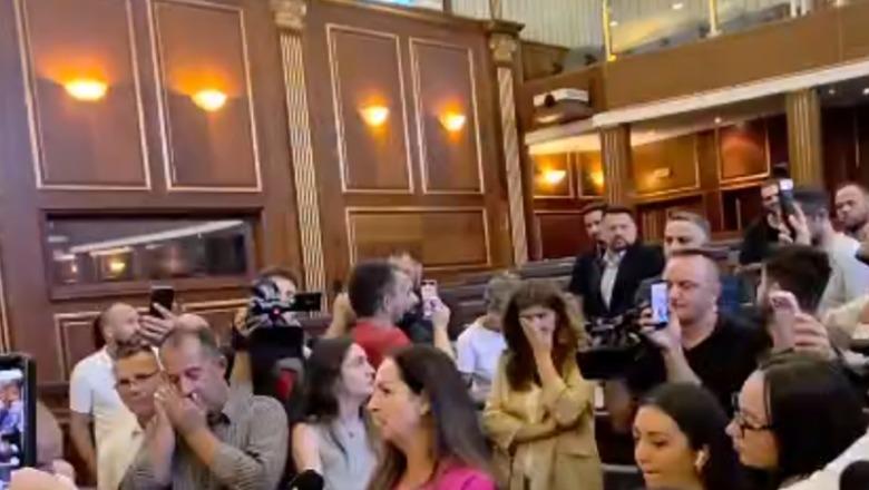 Përplasje në Kuvendin e Kosovës, PDK i hedh ujë deputetes së VV-së