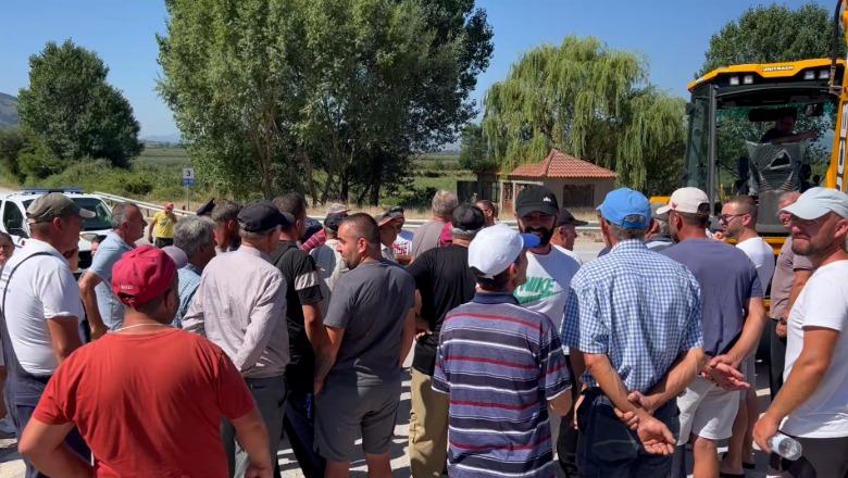 Banorët e fshatit Burimas në Maliq në protestë kundër projektit për Zvezdën: Kemi vuajtur 20 vite për ujin