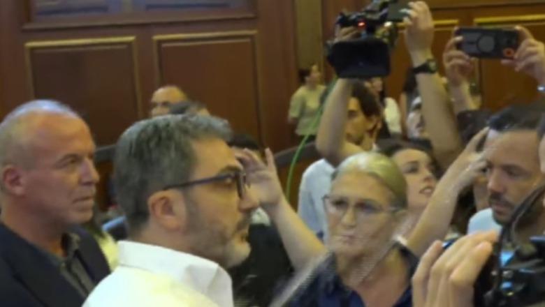 'Superkriminela jeni', vazhdojnë përplasjet në Kuvendin e Kosovës, deputetja e PDK-së Ganimete Musliu i hedh ujë deputetit të Vetëvendosjes Ardian Gola
